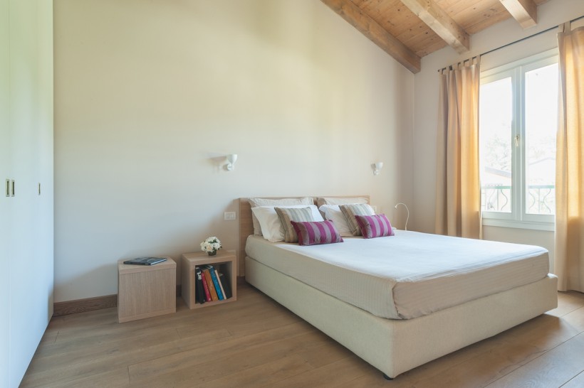 Petit Village Bogogno Rental Villas - Villa Grande 60 master bedroom