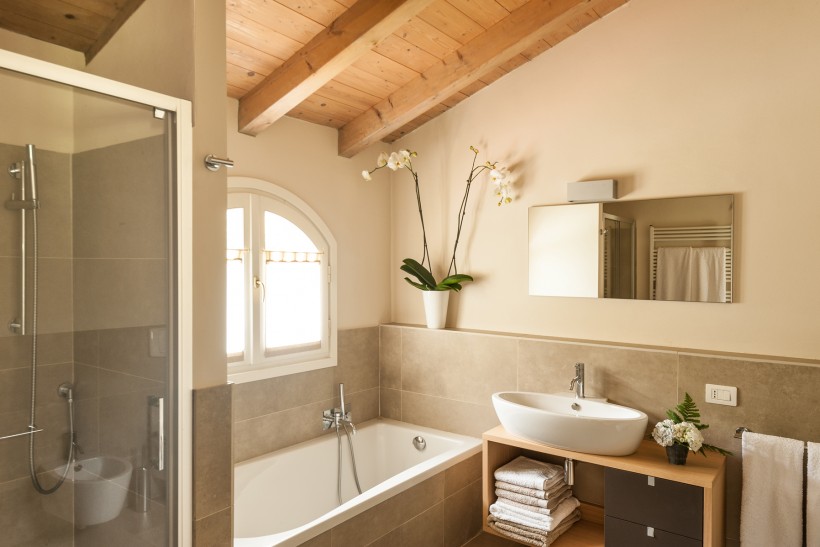 Petit Village Bogogno Rental Villas - Villa Moyenne 59-68 master bathroom